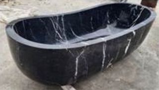 Bañera de mármol negro con vetas blancas