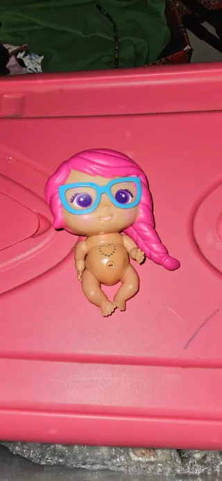 Muñeca con gafas azules y pelo rosa