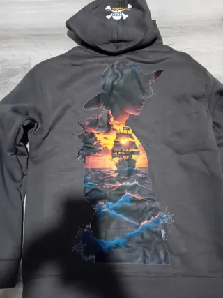 Sudadera gris One Piece con capucha