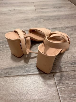 Sandalias beige tacón tiras
