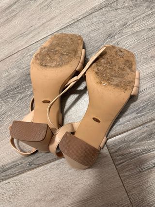 Sandalias beige tacón tiras