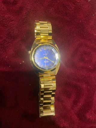 hermoso reloj bañado en oro