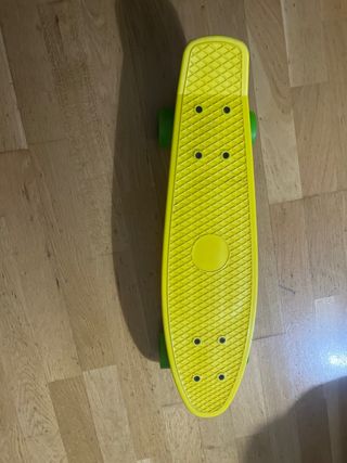 Monopatín amarillo para niños