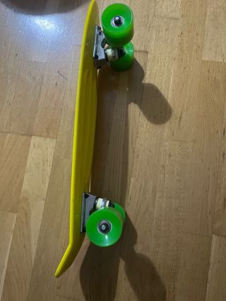 Monopatín amarillo para niños