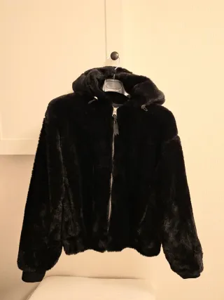 Chaqueta pelo negra con capucha Bershka