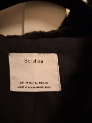 Chaqueta pelo negra con capucha Bershka