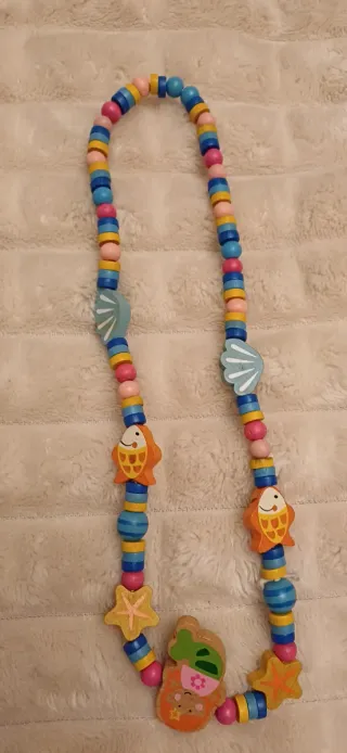 Collar infantil de madera con abalorios