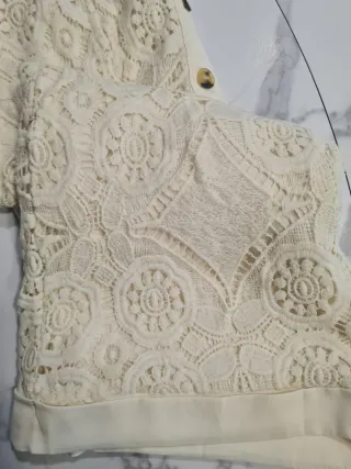 Mono corto de encaje beige