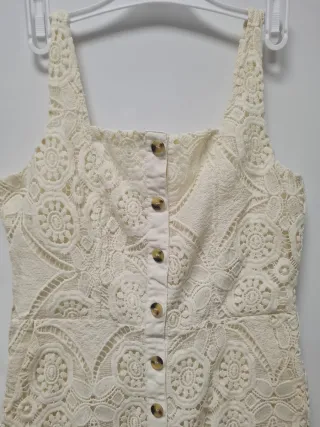 Mono corto de encaje beige