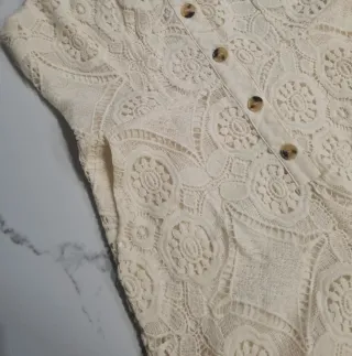 Mono corto de encaje beige