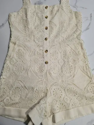 Mono corto de encaje beige