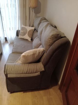 Sofá de tela gris y beige