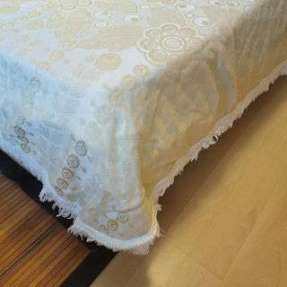 Manta beige con estampado floral