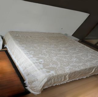 Manta beige con estampado floral