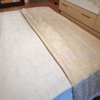 Manta beige con estampado floral