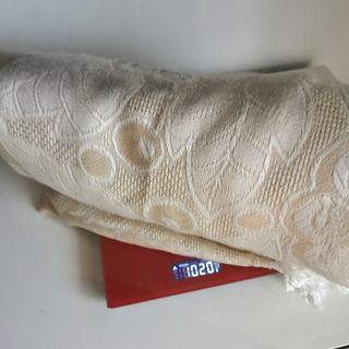 Manta beige con estampado floral