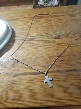 Collar con colgante de cruz de plata