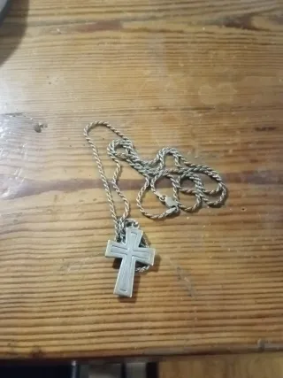 Collar con colgante de cruz de plata