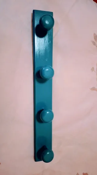 Perchero de pared azul turquesa