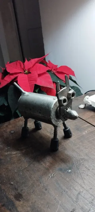 Escultura de perro metálico artesanal