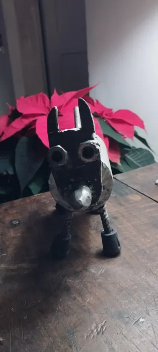Escultura de perro metálico artesanal