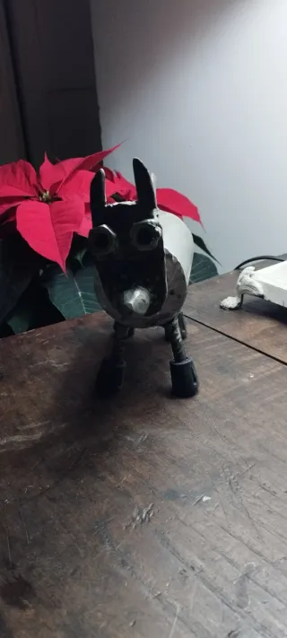 Escultura de perro metálico artesanal