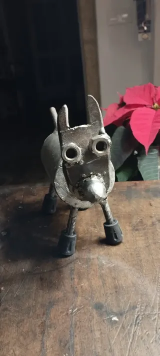 Escultura de perro metálico artesanal