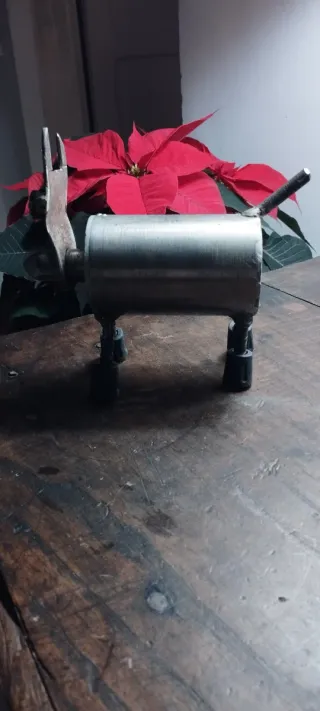 Escultura de perro metálico artesanal