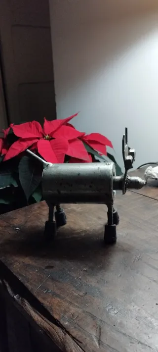 Escultura de perro metálico artesanal