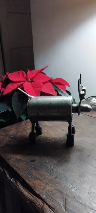 Escultura de perro metálico artesanal