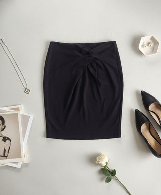 Falda negra con nudo frontal