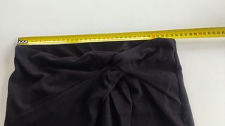 Falda negra con nudo frontal