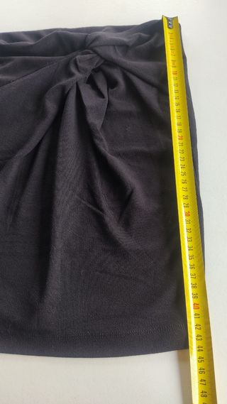 Falda negra con nudo frontal