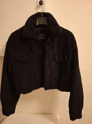Chaqueta Bershka borreguito negra