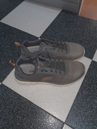 2 Zapatillas Skechers y una juma  de hombre 3- 50€
