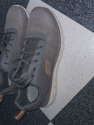 2 Zapatillas Skechers y una juma  de hombre 3- 50€