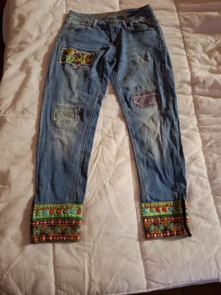 Pantalón tejano mujer con parches y bordado