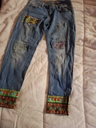 Pantalón tejano mujer con parches y bordado