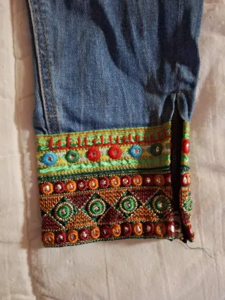 Pantalón tejano mujer con parches y bordado