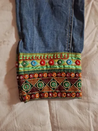 Pantalón tejano mujer con parches y bordado