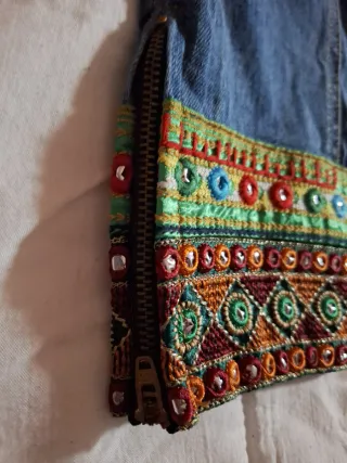 Pantalón tejano mujer con parches y bordado