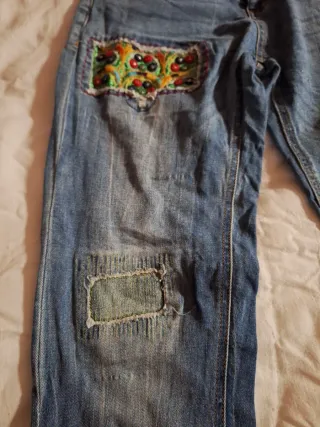 Pantalón tejano mujer con parches y bordado
