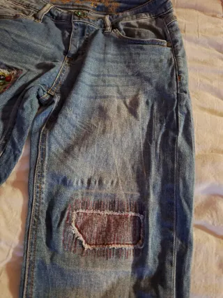 Pantalón tejano mujer con parches y bordado