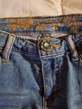 Pantalón tejano mujer con parches y bordado