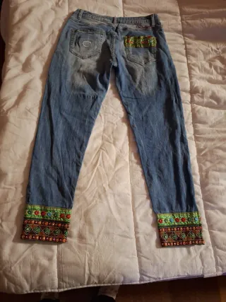 Pantalón tejano mujer con parches y bordado