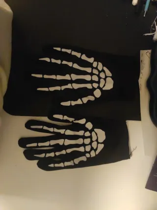 Guantes de esqueleto negros y blancos