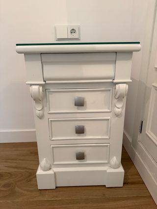 Mesita de noche blanca con cristal