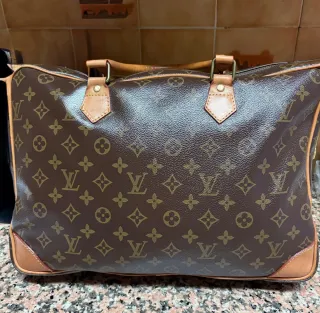 Bolso de lujo tipo maletin con monograma clásico.