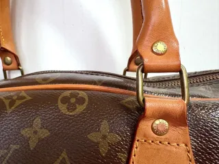 Bolso de lujo tipo maletin con monograma clásico.