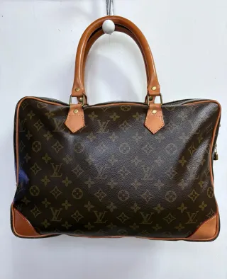 Bolso de lujo tipo maletin con monograma clásico.